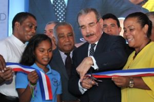 Presidente Medina entrega liceo en Vicente Noble