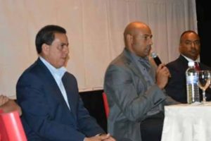 Expelotero profesional inaugura proyecto modelo de béisbol en Azua