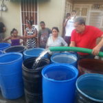 La DGDC reparte agua en barrios de Santo Domingo
