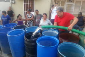 La DGDC reparte agua en barrios de Santo Domingo