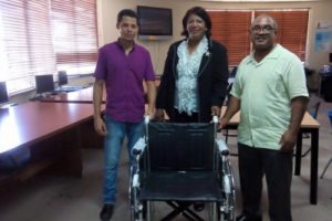 El CDP e IPPP donan una silla de ruedas