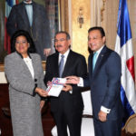 Presidente Medina recibe ejemplar nueva Constitución de manos de Cristina Lizardo y Abel Martínez