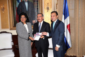 Presidente Medina recibe ejemplar nueva Constitución de manos de Cristina Lizardo y Abel Martínez
