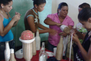 Dirección General de Comunidad Digna ofrece taller “Decoración en Fleje”