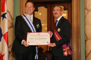 Danilo Medina recibe condecoración; impone distinción oficial a Juan Carlos Varela‏