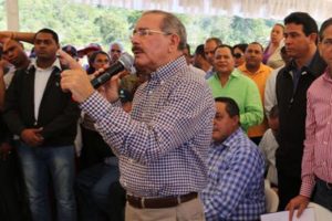 Danilo Medina “Entrega de títulos es acto de justicia social”; pide no venderlos‏
