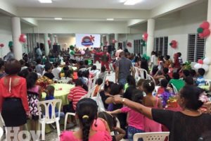 Fungemupfe celebra cena de navidad con niños de Los Mameyes