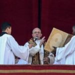 El papa defiende los procesos de paz y a los migrantes en su mensaje de Navidad