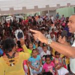 Danilo Mesa entrega decenas de juguetes a niños de Los Mina Viejo