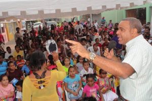 Danilo Mesa entrega decenas de juguetes a niños de Los Mina Viejo