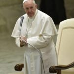 El papa cambia liturgia para que mujeres participen en rito de lavar los pies