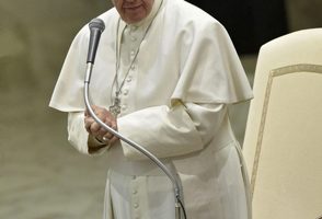 El papa cambia liturgia para que mujeres participen en rito de lavar los pies