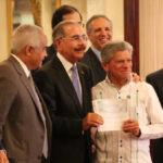 Medina entrega RD$200 millones a 40 organizaciones de pequeños productores‏
