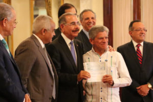 Medina entrega RD$200 millones a 40 organizaciones de pequeños productores‏