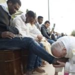 Papa lava pies de musulmanes, ortodoxos, hindúes y católicos