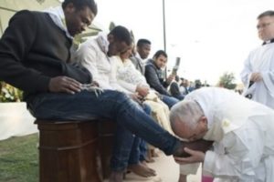 Papa lava pies de musulmanes, ortodoxos, hindúes y católicos