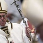 El papa Francisco bautizará hoy a 12 adultos durante la Vigilia Pascual