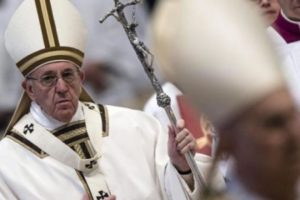 El papa Francisco bautizará hoy a 12 adultos durante la Vigilia Pascual