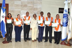 Ministerio de Hacienda gradúa 45 empleados, alfabetizados mediante “Quisqueya Aprende Contigo”