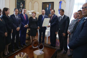 Danilo Medina recibe certificación aprobada por la Asamblea Nacional