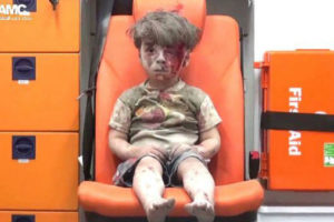 Omran, el niño rescatado de un bombardeo en Alepo que se convirtió en un símbolo del horror en Siria