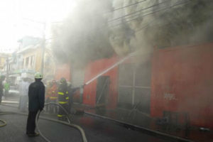 Un incendio de gran magnitud consume tienda Almacenes Rodríguez en la Duarte