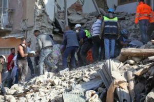 Ascienden a 120 los muertos tras terremoto en Italia, según Renzi