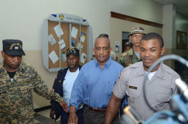 Implicado. El coronel Carlos Picini, al momento de ser trasladado anoche al Palacio de Justicia de Ciudad Nueva.