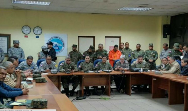 Reunión de coordinación en el COE junto a la Ministra de Salud, Ministro de Defensa y los Comandantes Generales ERD,ARD,FARD. Fuente externa.