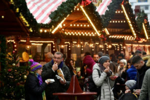 Una multitud acude a Belén para Navidad, marcada en Europa por seguridad reforzada