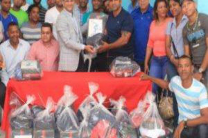 INEFI entrega 250 kit deportivos a igual número de docentes de Regional 15