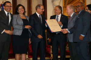 Presidente Medina entrega Premio Nacional de Periodismo 2916 a Huchi Lora