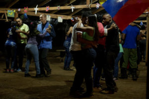 Vídeo: Guerrilleros de las FARC celebran su primer Año Nuevo en paz