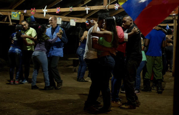 Fotografía del 31 de diciembre de 2016, de un grupo de guerrilleros del Frente 59 de las FARC, mientras celebran el fin de año en su campamento en las estimaciones de la Serranía del Perijá al norte de Colombia. EFE/RICARDO MALDONADO ROZO.