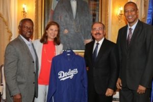 Danilo Medina recibe a la vicepresidenta de Los Dodgers de Los Ángeles
