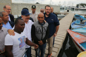 Medina otorga financiamiento de RD$13 millones a pescadores Boca Chica