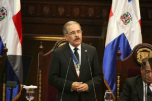 Presidente Medina anuncia aumento a Policía superior a 100% desde marzo