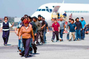 Mayoría de estadounidenses rechaza deportaciones de inmigrantes