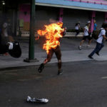 Fuertes imágenes: opositores golpean y prenden fuego a un hombre en Venezuela