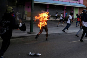 Fuertes imágenes: opositores golpean y prenden fuego a un hombre en Venezuela