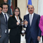 Presidente Medina recibe equipo dominicano de Barna, ganador de competencia mundial en finanzas