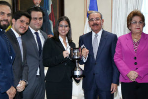 Presidente Medina recibe equipo dominicano de Barna, ganador de competencia mundial en finanzas