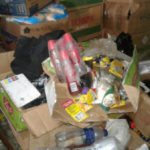 Pro Consumidor suspende la venta de un colmado donde halló 2,200 productos dañados y plagas