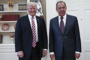 Medios EEUU aseguran que Donald Trump compartió información secreta con Rusia sobre el EI