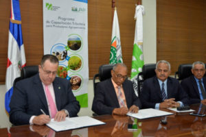DGII y JAD firman acuerdo para educación tributaria a productores agropecuarios