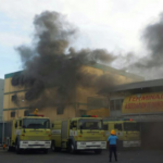 Cinco unidades de bomberos sofocan incendio en almacén de Hiper Uno