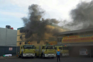 Cinco unidades de bomberos sofocan incendio en almacén de Hiper Uno