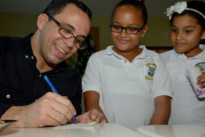 Navarro de la mano con profesores y estudiantes de Jarabacoa para mejorar escuelas