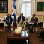 Medina se reúne con instituciones construyen escuelas y agilizarán trabajos