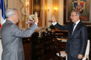 Danilo Medina juramenta a Nelson Toca Simó, ministro de Industria, Comercio y Mipymes